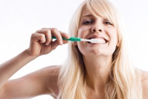 stop-food-cravings-brush-your-teeth-before-and-soon-after-eating